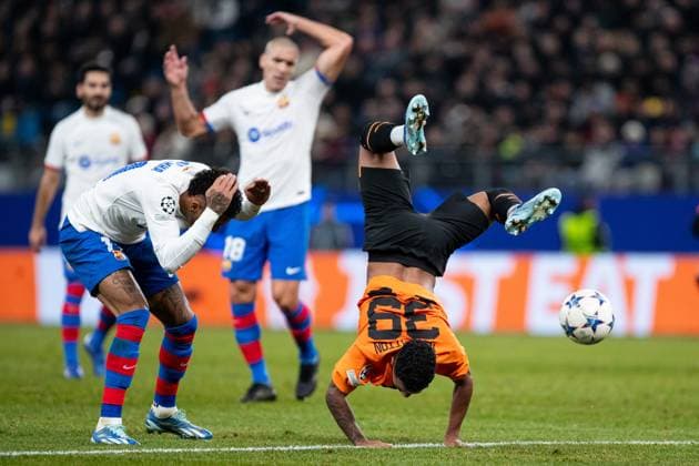 Champions League FC Shakhtar Donetsk FC Barcelona, 07 11 2023 One-on-one Raphinha FC Barcelona, 11 , Newerton FC Shakhtar Donetsk, 39 Champions League FC Shakhtar Donetsk FC Barcelona, Volksparkstadion, Hamburg, 07 11 2023 Copyright: xBEAUTIFULxSPORTS Buriakovx