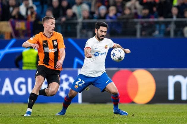 Champions League FC Shakhtar Donetsk FC Barcelona, 07 11 2023 Correction tackle Valerii Bondar FC Shakhtar Donetsk, 5 , Ilkay Guendogan FC Barcelona, 22 Champions League FC Shakhtar Donetsk FC Barcelona, Volksparkstadion, Hamburg, 07 11 2023 Copyright: xBEAUTIFULxSPORTS Buriakovx