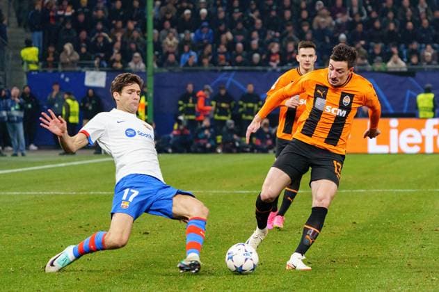 Marcos Alonso FC Barcelona, 17 , Giorgi Gocholeishvili Shakhtar Donetsk, 13 GER, Shakhtar Donetsk vs FC Barcelona, Football, Champions League, Group H, Matchday 4, Season 2023 2024, 07 11 2023 GER, Shakhtar Donetsk vs FC Barcelona, Football, Champions League, Group H, Matchday 4, Season 2023 2024, 07 11 2023 Hamburg Copyright: xEibner-Pressefoto MarcelxvonxFehrnx EP_MFN