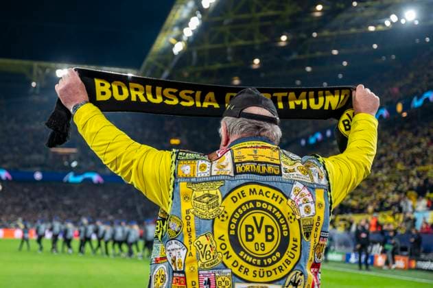 Soccer Champions League Matchday 4 Borussia Dortmund Newcastle United on 07 11 2023 at Signal Iduna Park A Dortmund fan holds up his fan scarf before the match IMPORTANT NOTE According to UEFA regulations, it is prohibited to use or have used photographs taken in the stadium and or of the match in the form of sequential images and or video-like photo series Copyright: xKirchner DavidxInderliedx