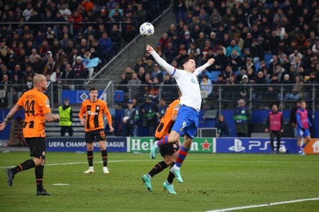 Soccer Men Season 2023 2024 UEFA Champions League I 4 Matchday Shakhtar Donetsk FC Barcelona 07 11 2023 Robert Lewandowski 9, FC Barcelona tries to get the ball Hamburg Volksparkstadion Hamburg Germany Copyright: xLobecax xHenningxRohlfsx