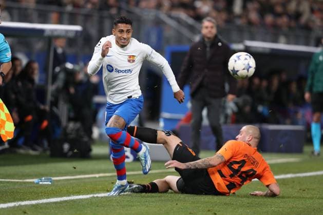 07 11 2023, xtgx, Football, UEFA Champions League, Shakhtar Donetsk FC Barcelona emspor, v l Raphinha Barcelona, 11 , Yaroslav Rakitskyi Donetsk, 44 duel, duel, fight, tackle DFL DFB REGULATIONS PROHIBIT ANY USE OF PHOTOGRAPHS as IMAGE SEQUENCES and or QUASI VIDEO Hamburg