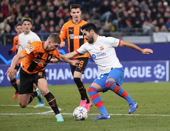Jules Kounde FC Barcelona , Valeriy Bondar FC Shakhtar Donetsk Football, UEFA Champions League, Group stage, Season 2023 2024, Men, UCL, Men, Volksparkstadion, FC Shakhtar Shakhtar Donetsk UKR vs FC Barcelona