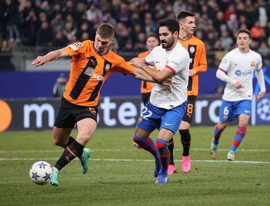 Jules Kounde FC Barcelona , Valeriy Bondar FC Shakhtar Donetsk Football, UEFA Champions League, Group stage, Season 2023 2024, Men, UCL, Men, Volksparkstadion, FC Shakhtar Shakhtar Donetsk UKR vs FC Barcelona