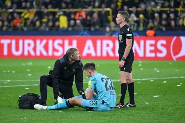 07 11 2023, Football, UCL, UEFA Champions League, Group stage, Matchday 4, Season 2023 2024, Borussia Dortmund Newcastle United, Goalkeeper Nick Pope Newcastle United being treated xRHR PHOTO TKx Copyright: TeresaxKroeger RHR-FOTOx RHR-FOTO TK