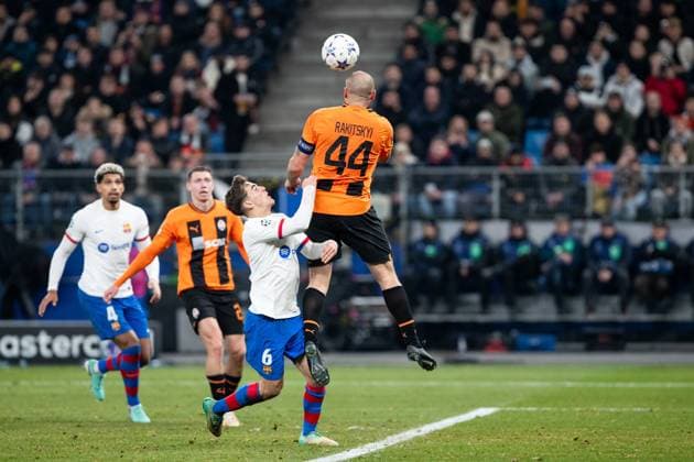 Champions League FC Shakhtar Donetsk FC Barcelona, 07 11 2023 Duel Yaroslav Rakitskyi FC Shakhtar Donetsk, 44 , Gavi FC Barcelona, 6 Champions League FC Shakhtar Donetsk FC Barcelona, Volksparkstadion, Hamburg, 07 11 2023 Copyright: xBEAUTIFULxSPORTS Buriakovx