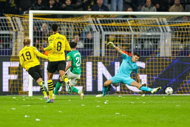 Borussia Dortmund v Newcastle United Champions League 07 11 2023. Goal 2-0 Julian Brandt (19) of Borussia Dortmund scores a goal during the Champions League match between Borussia Dortmund and Newcastle United at Signal Iduna Park, Dortmund, Germany on 7 November 2023. Editorial use only , Copyright: xNigelxKeenex PSI-18358-0042