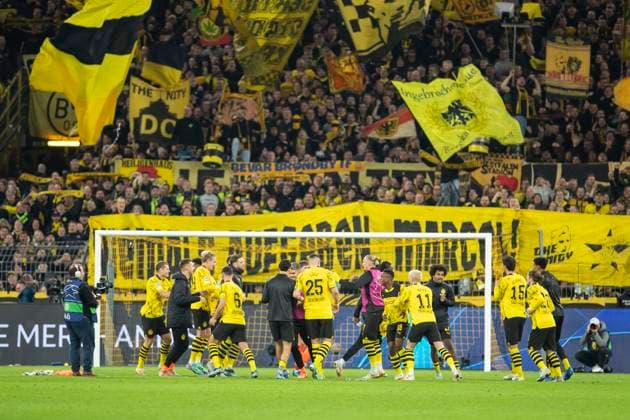 UEFA Champions League, Borussia Dortmund Newcastle United, 7 11 2023 Borussia Dortmund players celebrate the victory together with their fans after the final whistle UEFA Champions League, Borussia Dortmund Newcastle United, preliminary round 4 matchday, on 7 11 2023, Signal Iduna Park, Dortmund UEFA regulations prohibit any use of photographs as image sequences and or quasi video Copyright: xBEAUTIFULxSPORTS Meuselx