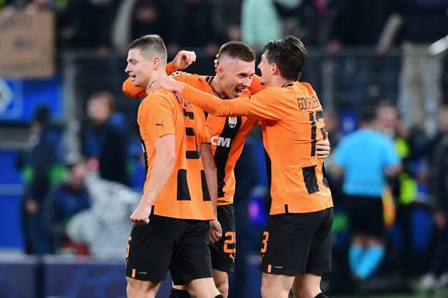 Football I Men I UEFA I Champions League l FC Shakhtar Donetsk FC Barcelona I Matchday 4 I Group H I Season 2023 2024 I Shakhtar Donetsk I Barca I 07 11 2023 I Shakhtar Donetsk Winners cheer 1 0 Victory over Barcelona , Sportplatz Volksparkstadion, Hamburg, Stellingen Hamburg Germany