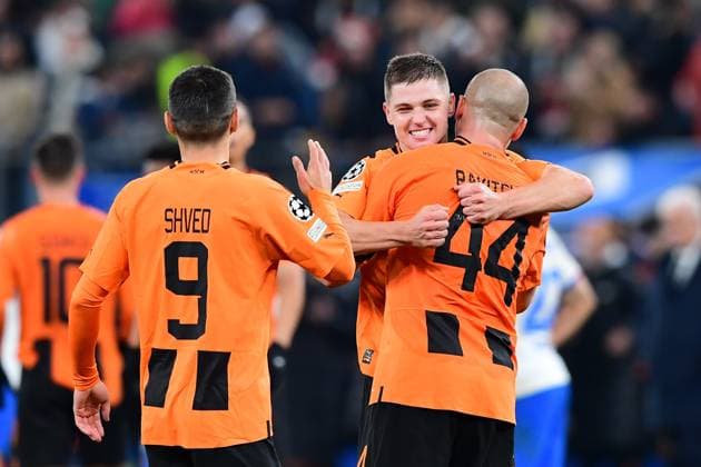 Football I Men I UEFA I Champions League l FC Shakhtar Donetsk FC Barcelona I Matchday 4 I Group H I Season 2023 2024 I Shakhtar Donetsk I Barca I 07 11 2023 I Shakhtar Donetsk Winners cheer 1 0 Victory over Barcelona , Sportplatz Volksparkstadion, Hamburg, Stellingen Hamburg Germany