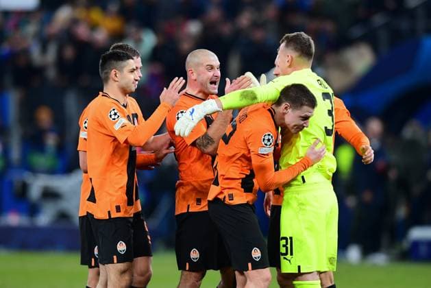 Football I Men I UEFA I Champions League l FC Shakhtar Donetsk FC Barcelona I Matchday 4 I Group H I Season 2023 2024 I Shakhtar Donetsk I Barca I 07 11 2023 I Shakhtar Donetsk Winners cheer 1 0 Victory over Barcelona , Sportplatz Volksparkstadion, Hamburg, Stellingen Hamburg Germany