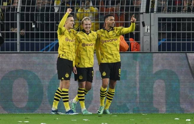 Cheering 2 0, from left , Nico Schlotterbeck Borussia Dortmund , Julian Brandt Borussia Dortmund , Felix Nmecha Borussia Dortmund 07 11 2023, Football Champions League, Season 2023 2024, Preliminary round, Matchday 4, Borussia Dortmund Newcastle United Dortmund Signal Iduna Park North Rhine-Westphalia Germany Team2