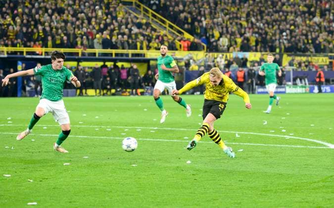 Julian BRANDT DO scores the goal for 2 0, action, l Valentino Tino LIVRAMENTO NU Football Champions League, Preliminary Round, Matchday 4, Borussia Dortmund DO Newcastle United NU , on 07 11 2023 in Dortmund Germany UEFA regulations prohibit any use of photographs as image sequences and or quasi video Â