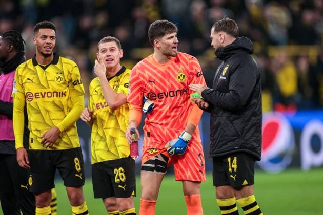 07 11 2023, Football, Season 2023 2024, UCL, UEFA Champions League, Group stage, Matchday 4, Borussia Dortmund Newcastle United, v l Gregor Kobel Borussia Dortmund shows Niclas Füllkrug Borussia Dortmund his bandaged thigh, Dortmund Signal Iduna Park NRW Germany xRHR PHOTO DEx Copyright: DennisxEwert RHR-FOTOx RHR-FOTO DE