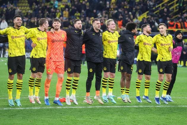 Champions League Borussia Dortmund Newcastle United on 07 11 2023 at the Signal Iduna Park in Dortmund Celebrating the victory with the Borussia Dortmund team , here with Felix Nmecha Dortmund 8 , Julian Ryerson Dortmund 26 , goalkeeper Gregor Kobel Dortmund 1 , Niclas Füllkrug Fuellkrug Dortmund 14 , Julian Brandt Dortmund 19 , Karim Adeyemi Dortmund 27 , Salih Özcan Oezcan Dortmund 6 , Nico Schlotterbeck Dortmund 4 MH