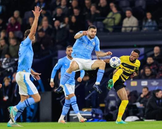 UEFA Champions League Manchester City vs Young Boys Mateo KovaÄiÄ‡ 8 of Manchester City and Meschack Elia 15 of Young Boys battle for the ball during the UEFA Champions League match Manchester City vs Young Boys at Etihad Stadium, Manchester, United Kingdom, 7th November 2023 (Photo by Conor Molloy News Images) Manchester Etihad Stadium Manchester United, ManU Kingdom Copyright: xConorxMolloy NewsxImagesx