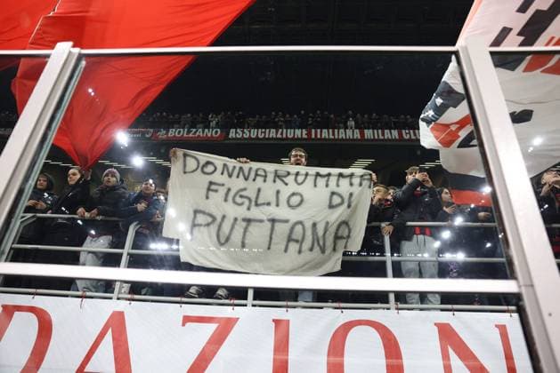 MILAN AC -PSG PHOTOPQR LE PARISIEN Le Parisien Arnaud Journois ; MILAN ; 07 11 2023 ; FOOTBALL , LIGUE DES CHAMPIONS UEFA , PHASE DE GROUPES 4E JOURNEE , 07 11 2023 , MILAN ( ITALIE ) STADE GIUSEPPE MEAZZA SAN SIRO MILAN AC - PARIS SG GIANLUIGI DONNARUMMA BANDEROLES ET BILLETS PHOTO LE PARISIEN ARNAUD JOURNOIS MILAN 78 France  Copyright: xPHOTOPQR LExPARISIEN MAXPPPxLexParisienx xArnaudxJournoisx 20231107LPA2044 20231107LPA2044