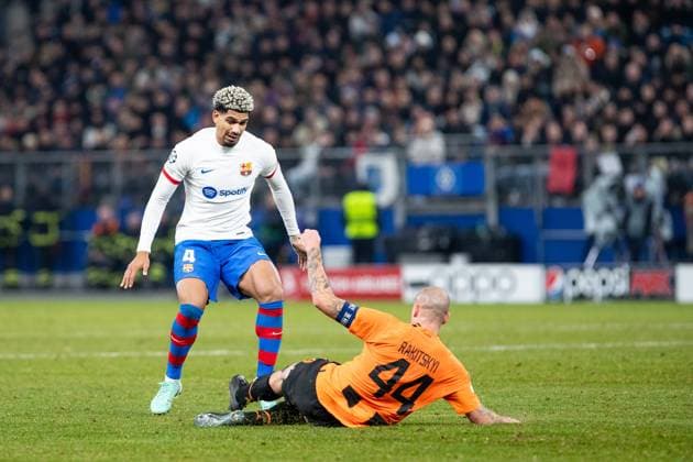 Champions League FC Shakhtar Donetsk FC Barcelona, 07 11 2023 duel Ronald Araujo FC Barcelona, 4 , Yaroslav Rakitskyi FC Shakhtar Donetsk, 44 Champions League FC Shakhtar Donetsk FC Barcelona, Volksparkstadion, Hamburg, 07 11 2023 Copyright: xBEAUTIFULxSPORTS Buriakovx