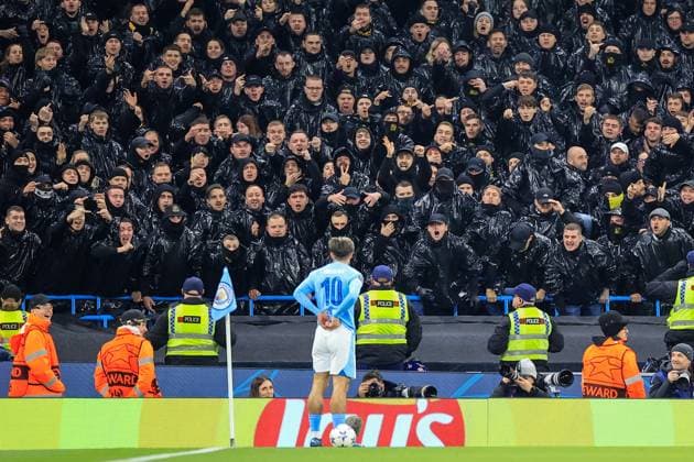UEFA Champions League Manchester City vs Young Boys Jack Grealish 10 of Manchester City receives a cold welcome from the Young Boy™s fans during the UEFA Champions League match Manchester City vs Young Boys at Etihad Stadium, Manchester, United Kingdom, 7th November 2023 (Photo by Conor Molloy News Images) Manchester Etihad Stadium Manchester United, ManU Kingdom Copyright: xConorxMolloy NewsxImagesx