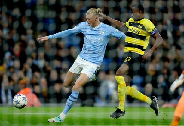 Manchester City v BSC Young Boys: Group G - UEFA Champions League 2023 24 Erling Haaland of Manchester City and Mohamed Ali Camara of BSC Young Boys challenge during the UEFA Champions League match between Manchester City and BSC Young Boys at Etihad Stadium on November 7, 2023 in Manchester, United Kingdom. Manchester Etihad Stadium England United Kingdom Copyright: xNigelxFrench Sportsphoto APLx 13959867
