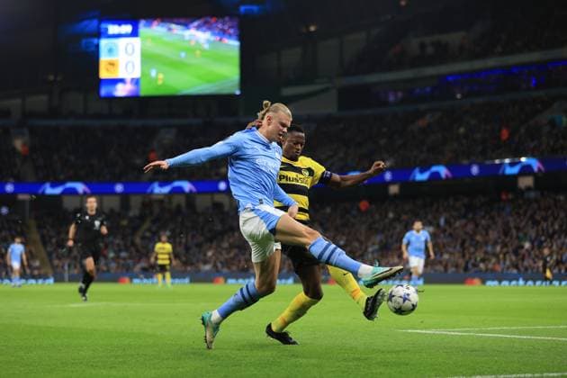 Fußball UEFA Champions League Gruppe G Manchester City gegen BSC Young Boys 7. November 2023 UEFA Champions League Gruppe G Manchester City gegen BSC Young Boys Erling Haaland von Manchester City und Mohamed Ali Camara von Young Boys Foto Simon Stacpoole Abseits Manchester UK  Copyright: xSimonxStacpoolexOffside