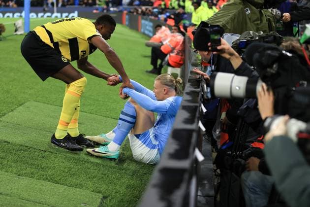 Fußball UEFA Champions League Gruppe G Manchester City gegen BSC Young Boys 7. November 2023 UEFA Champions League Gruppe G Manchester City gegen BSC Young Boys Mohamed Ali Camara von Young Boys hilft Erling Haaland von Manchester City Foto Simon Stacpoole Abseits Manchester UK  Copyright: xSimonxStacpoolexOffside