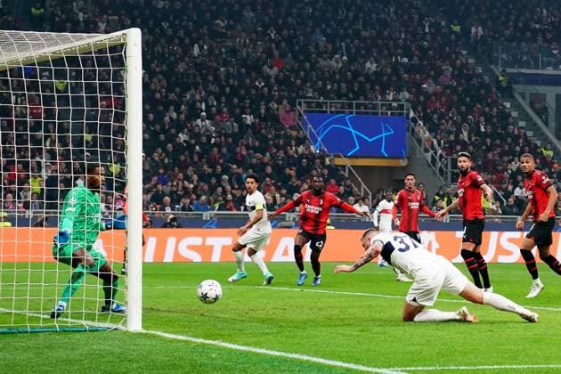 Foto Spada LaPresse 07 novembre 2023 - Milano , Italia - calcio - Milan vs PSG Paris Saint- Germain - Champions League 2023 2024 - Stadio San Siro. Nella foto: milan skriniar gol 0-1 November 07 , 2023 Milan , Italy - sport, calcio - Milan vs PSG Paris Saint- Germain - Champions League 2023 2024 - San Siro Stadium . In the pic : milan skriniar gol 0-1  Copyright: xSpada LaPressex