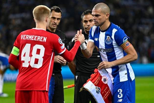 FC Porto v Royal Antwerp FC - UEFA Champions League PORTO, PORTUGAL - NOVEMBER 07 : Vermeeren Arthur midfielder of Antwerp FC and Pepe defender of Porto during the UEFA Champions League group H match between FC Porto and Royal Antwerp FC on November 7, 2023 in Porto, Portugal, 07 11 2023 Porto Portugal  Copyright: xPeterxDexVoechtx