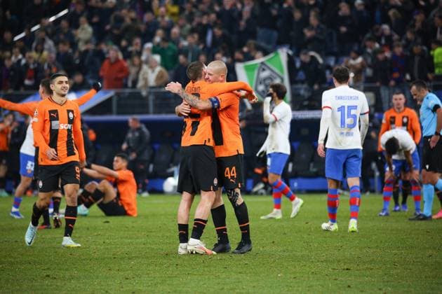Soccer Men Season 2023 2024 UEFA Champions League I Matchday 4 Shakhtar Donetsk FC Barcelona 07 11 2023 Yaroslav Rakitskyi 44, Shakhtar Donetsk and Mykola Matvienko 22, Shakhtar Donetsk embrace Hamburg Volksparkstadion Hamburg Germany Copyright: xLobecax xHenningxRohlfsx