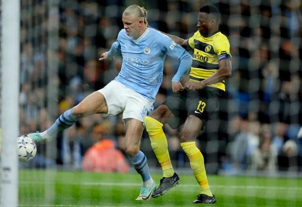 Manchester City v BSC Young Boys: Group G - UEFA Champions League 2023 24 Erling Haaland of Manchester City and Mohamed Ali Camara of BSC Young Boys challenge during the UEFA Champions League match between Manchester City and BSC Young Boys at Etihad Stadium on November 7, 2023 in Manchester, United Kingdom. Manchester Etihad Stadium England United Kingdom Copyright: xNigelxFrench Sportsphoto APLx 13959869