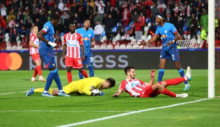 Red Star Belgrade RB Leipzig Champions League Beograd, 07 11 2023, Stadion Rajko Mitic, Fußball , UEFA Champions League, Gruppe G , Spieltag 4 , Red Star Belgrade vs RB Leipzig , Im Bild von li Torwart Janis Blaswich 21, RB Leipzig vor Mirko Ivanic 4, Belgrad , Foto nur zur redaktionellen Nutzung bestimmt , UEFA regulations prohibit any use of photographs as image sequences and or quasi video ,