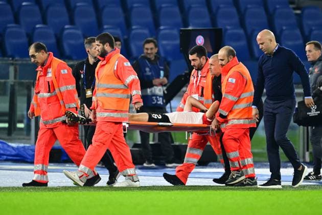 ROME - Bart Nieuwkoop of Feyenoord is carried off the field on a stretcher, Feyenoord coach Arne Slot during the UEFA Champions League match in group E between SS Lazio Roma and Feyenoord Rotterdam at Stadio Olimpico on November 7, 2023 in Rome, Italy. ANP OLAF KRAAK UEFA Champions League 2023 24 2023 2024 xVIxANPxSportx xxANPxIVx 483276004 originalFilename: 483276004.jpg