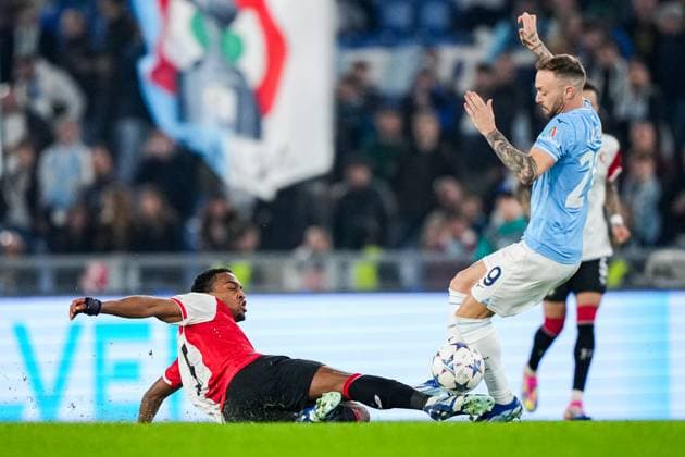 UEFA Champions League: S.S. Lazio v Feyenoord Rome - Quinten Timber of Feyenoord, Manuel Lazzari of Lazio during the 4th leg of the UEFA Champions League group stage between S.S. Lazio v Feyenoord at Stadio Olympico on 7 November 2023 in Rome, Italy. Copyright: xTomxBodex