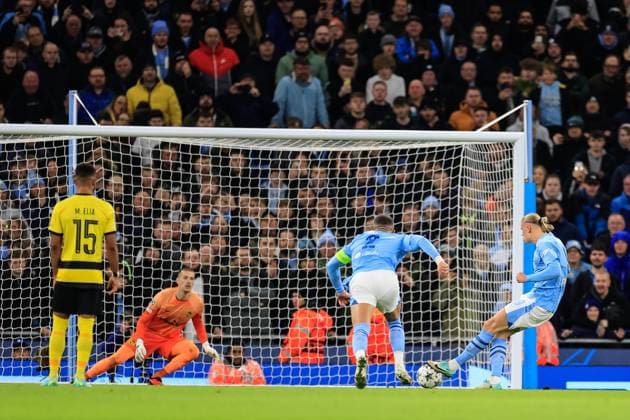 UEFA Champions League Manchester City vs Young Boys Erling Haland 9 of Manchester City scores a penalty to make it 1-0 during the UEFA Champions League match Manchester City vs Young Boys at Etihad Stadium, Manchester, United Kingdom, 7th November 2023 (Photo by Conor Molloy News Images) Manchester Etihad Stadium Manchester United, ManU Kingdom Copyright: xConorxMolloy NewsxImagesx