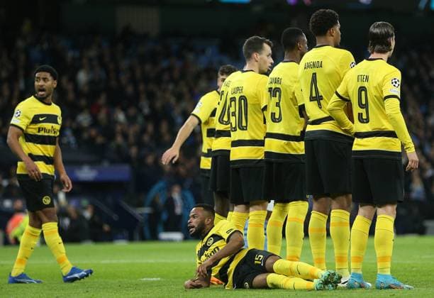 Sport Bilder des Tages Manchester City v BSC Young Boys: Group G - UEFA Champions League 2023 24 Meschack Elia of BSC Young Boys behind Young Boys wall during the UEFA Champions League match between Manchester City and BSC Young Boys at Etihad Stadium on November 7, 2023 in Manchester, United Kingdom. Manchester Etihad Stadium England United Kingdom Copyright: xNigelxFrench Sportsphoto APLx 13959871