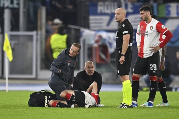 ROME, 07-11-2022, Stadio Olimpico, UEFA Champions League Football, season 2023 2024, Lazio - Feyenoord, Feyenoord player Bart Nieuwkoop injured, referee Szymon Marciniak (POL), Feyenoord player Santiago Gimenez Lazio - Feyenoord  x23080600x Copyright: