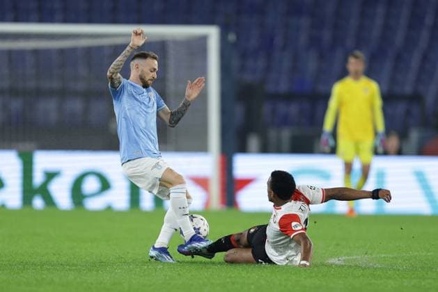UEFA Champions League SS Lazio vs Feyenoord Rotterdam Feyenoord s Dutch midfielder Quinten Timber challenges for the ball with Lazio s Italian midfielder Manuel Lazzari during the UEFA Champions League match Group Stage Group E between SS Lazio vs Feyenoord Rotterdam at Olimpico Stadium on November 07, 2023, in Rome. ABPH9872 Copyright: xAntonioxBalascox