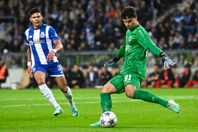 FC Porto v Royal Antwerp FC - UEFA Champions League PORTO, PORTUGAL - NOVEMBER 07 : Lammens Senne goalkeeper of Antwerp FC during the UEFA Champions League group H match between FC Porto and Royal Antwerp FC on November 7, 2023 in Porto, Portugal, 07 11 2023 Porto Portugal  Copyright: xPeterxDexVoechtx