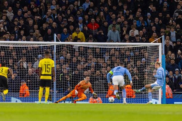 Football - UEFA Champions League - Group G - Manchester City FC v BSC Young Boys MANCHESTER, ENGLAND - Tuesday, November 7, 2023: Young Boys goalkeeper Anthony Racioppi is beaten as Manchester City s Erling Haaland scores the opening goal from a penalty kick during the UEFA Champions League Group G match between Manchester City FC and BSC Young Boys at the City of Manchester Stadium. (Photo by David Rawcliffe Propaganda) MANCHESTER City of Manchester Stadium GREATER MANCHESTER ENGLAND  Copyright: xDavidxRawcliffex P2023-11-07-Man_City_Young_Boys-33