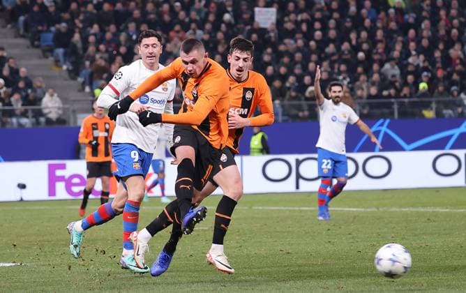 Giorgi Gocholeishvilli FC Shakhtar Donetsk , Robert Lewandowski FC Barcelona , Oleksandr Zubkov FC Shakhtar Donetsk Football, UEFA Champions League, Group stage, Season 2023 2024, Men, UCL, Men, Volksparkstadion, FC Shakhtar Shakhtar Donetsk UKR vs FC Barcelona , 1 0