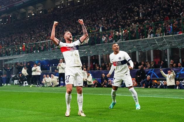 Foto Spada LaPresse 07 novembre 2023 - Milano , Italia - calcio - Milan vs PSG Paris Saint- Germain - Champions League 2023 2024 - Stadio San Siro. Nella foto: milan skriniar esultanza dopo gol 0-1 November 07 , 2023 Milan , Italy - sport, calcio - Milan vs PSG Paris Saint- Germain - Champions League 2023 2024 - San Siro Stadium . In the pic : milan skriniar celebrates after scoring gol 0-1  Copyright: xSpada LaPressex