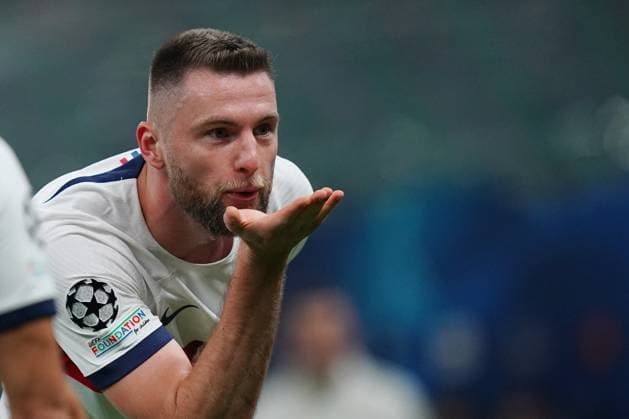 Sport Themen der Woche KW45 Sport Bilder des Tages Foto Spada LaPresse 07 novembre 2023 - Milano , Italia - calcio - Milan vs PSG Paris Saint- Germain - Champions League 2023 2024 - Stadio San Siro. Nella foto: milan skriniar esultanza dopo gol 0-1 November 07 , 2023 Milan , Italy - sport, calcio - Milan vs PSG Paris Saint- Germain - Champions League 2023 2024 - San Siro Stadium . In the pic : milan skriniar celebrates after scoring gol 0-1  Copyright: xSpada LaPressex