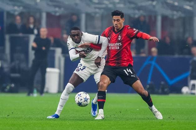 Tijjani Reijnders of AC Milan competes for the ball with Randal Kolo Muani of Paris Saint-Germain FC during UEFA Champions League 2023 24 Group Stage - Group F football match between AC Milan and Paris Saint-Germain FC at San Siro Stadium, Milan, Italy on November 07, 2023  Copyright: xFabrizioxCarabelli IPAxSportx xix xx IPA_41480886 IPA_Agency_IPA41480886