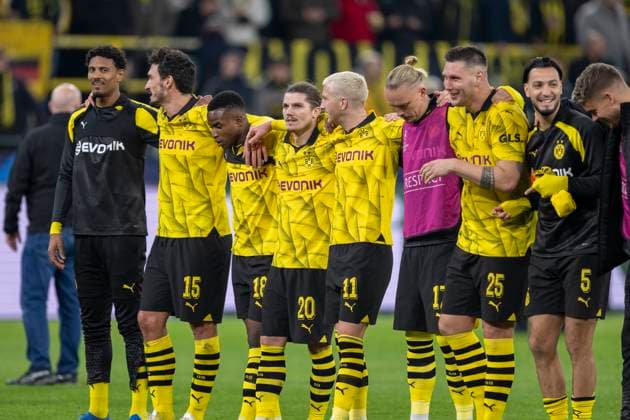 Soccer Champions League Matchday 4 Borussia Dortmund Newcastle United on 07 11 2023 at Signal Iduna Park The Dortmund players cheer after the final whistle IMPORTANT NOTE According to UEFA regulations, it is prohibited to use or have used photographs taken in the stadium and or of the match in the form of sequential images and or video-like photo series Copyright: xKirchner DavidxInderliedx