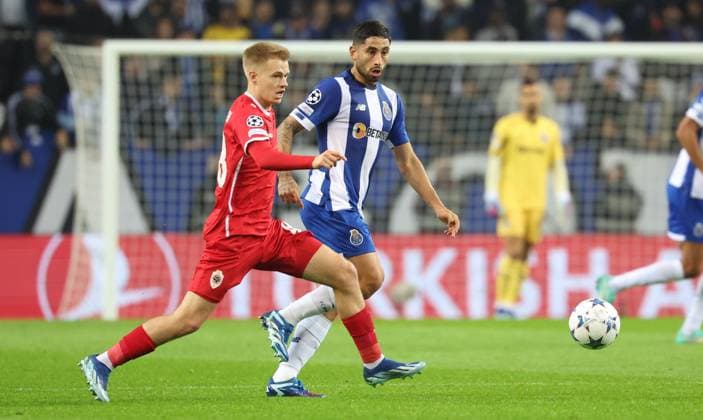 Antwerp s Arthur Vermeeren fights for the ball during a game between Portuguese FC Porto and Belgian soccer team Royal Antwerp FC, on Tuesday 07 November 2023, in Porto, Portugal, on day four of the Champions League group stage, in the group H. VIRGINIExLEFOUR  x79483193x