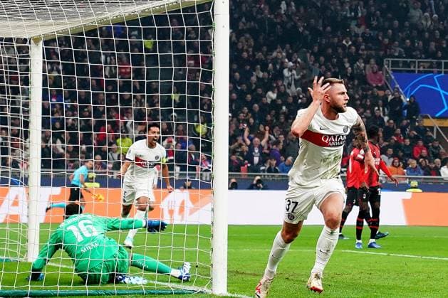 Foto Spada LaPresse 07 novembre 2023 - Milano , Italia - calcio - Milan vs PSG Paris Saint- Germain - Champions League 2023 2024 - Stadio San Siro. Nella foto: milan skriniar esultanza dopo gol 0-1 November 07 , 2023 Milan , Italy - sport, calcio - Milan vs PSG Paris Saint- Germain - Champions League 2023 2024 - San Siro Stadium . In the pic : milan skriniar celebrates after scoring gol 0-1  Copyright: xSpada LaPressex