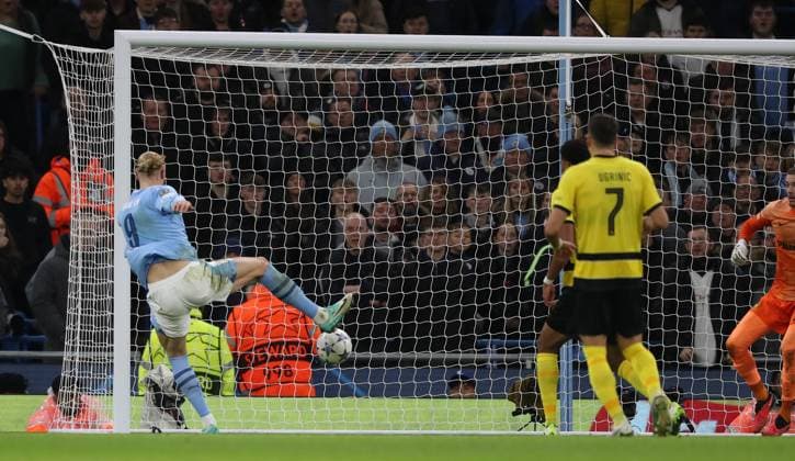 7th November 2023; Etihad Stadium, Manchester, England; Champions League Football, Group Stage, Manchester City versus Young Boys; Erling Haaland of Manchester City misses from close range  ActionPlus12573570 DavidxBlunsden