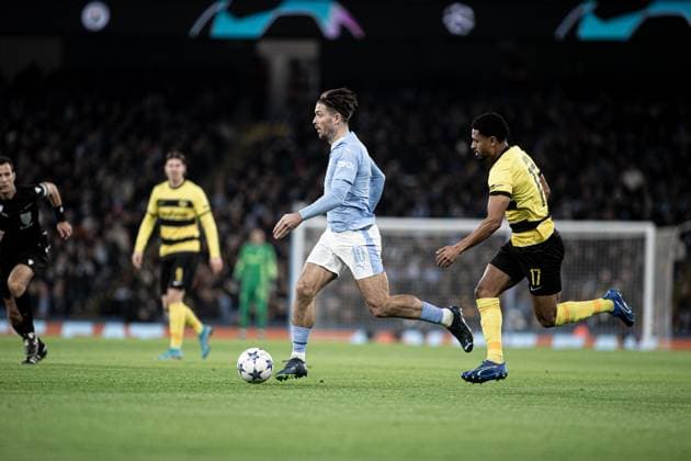 MANCHESTER, ENGLAND NOVEMBER 7 Jack Grealish of Man City L against Saidy Janko of Young Boys R during the UEFA Champions League Group Stage match between Manchester City and BSC Young Boys at Etihad Stadium on November 7, 2023 in Manchester, England Manchester Etihad Stadium England United Kingdom Copyright: xJustPictures.ch DaniloxFernandesx jp-en-EuSpIm-Man.City_Y.Boys_07Nov2023_DAF_00018