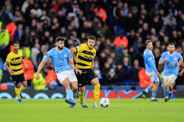 UEFA Champions League Manchester City vs Young Boys JoÅ¡ko Gvardiol 24 of Manchester City passes under pressure Filip UgriniÄ‡ 7 of Young Boys from during the UEFA Champions League match Manchester City vs Young Boys at Etihad Stadium, Manchester, United Kingdom, 7th November 2023 (Photo by Conor Molloy News Images) Manchester Etihad Stadium Manchester United, ManU Kingdom Copyright: xConorxMolloy NewsxImagesx