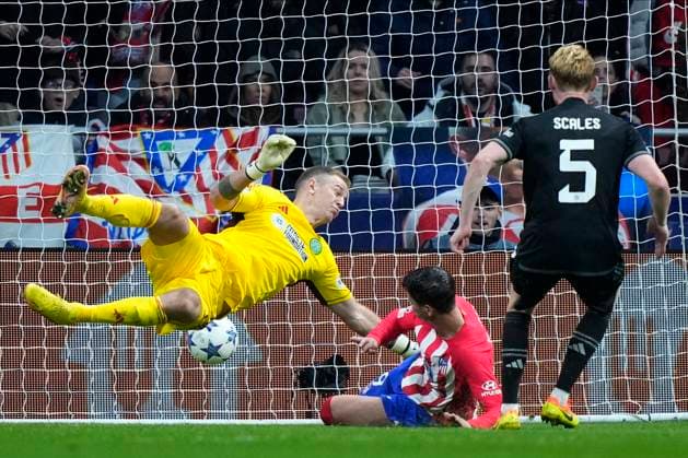 Sport Bilder des Tages Alvaro MorataÊof Atletico de MadridÊscores over Joe Hart of Celtic FCÊduring Atletico de Madrid vs Celtic FC on November 07, 2023 at Civitas Metropolitano Stadium in Madrid, Spain. Photo: Senis Cebolla ALFAQUI Madrid Civitas Metropolitano Stadium Spain Copyright: xSenisxCebollax xALFAQUIx